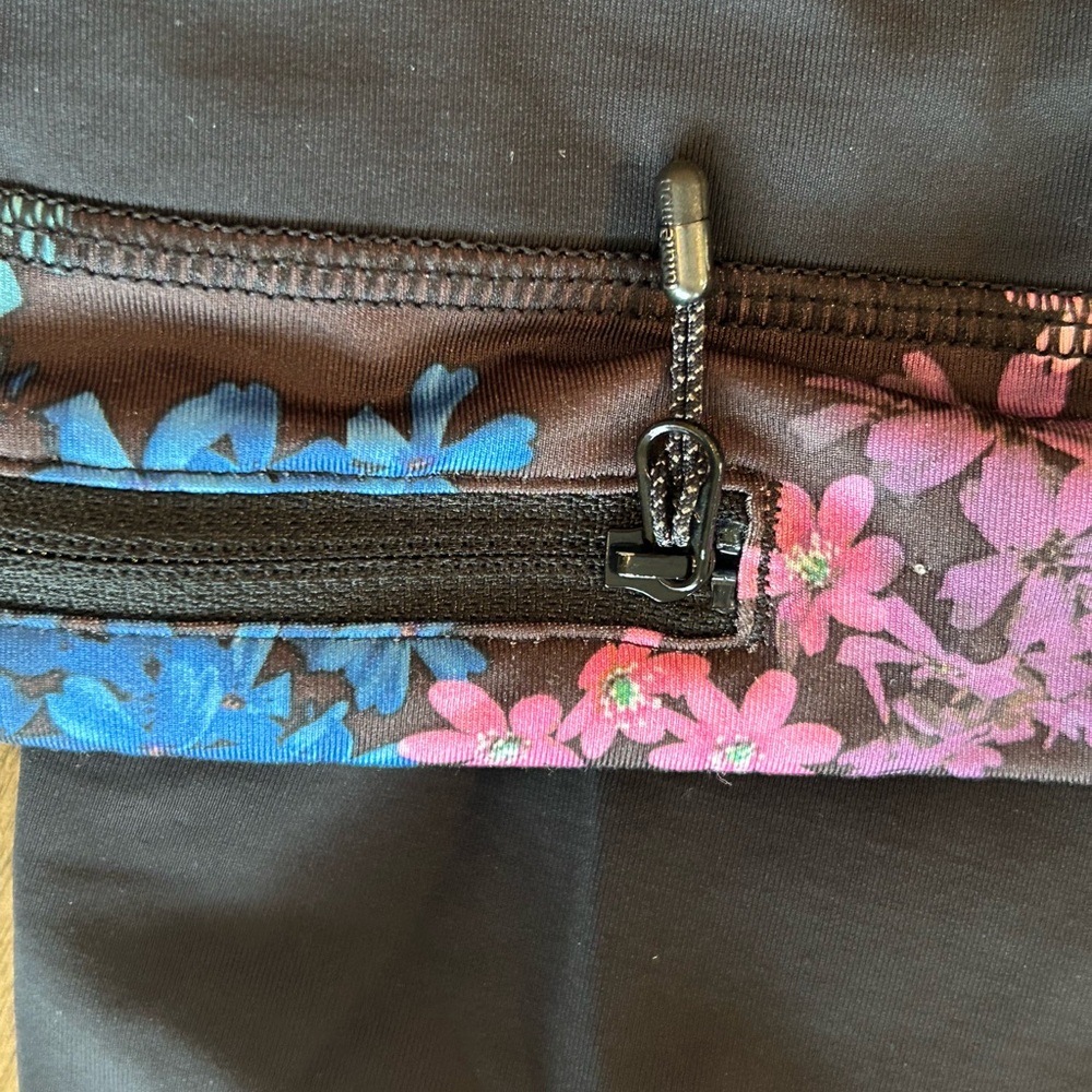 Lululemon Black Cropped Leggings Floral Waistband - Size 4 - Picture 6 of 8